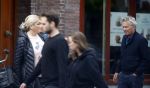 Amsterdam 25 april 2020
Tom Egbers en zijn  vrouw Janke Dekker halen samen een ijsje op de beethovenstraat