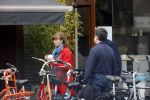 Amsterdam 25 april 2020
Tom Egbers en zijn  vrouw Janke Dekker halen samen een ijsje op de beethovenstraat