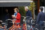 Amsterdam 25 april 2020
Tom Egbers en zijn  vrouw Janke Dekker halen samen een ijsje op de beethovenstraat