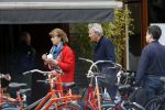 Amsterdam 25 april 2020
Tom Egbers en zijn  vrouw Janke Dekker halen samen een ijsje op de beethovenstraat