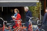 Amsterdam 25 april 2020
Tom Egbers en zijn  vrouw Janke Dekker halen samen een ijsje op de beethovenstraat