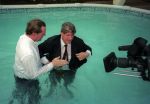 Eindhoven, 21 April 2000
Edwin Smulders gooit Willibrord Frequin in het zwembad
