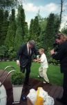 Eindhoven, 21 April 2000
Edwin Smulders gooit Willibrord Frequin in het zwembad
Junior Smulders kijkt toe en heeft lol
