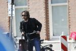 Amsterdam 21 april 2020
Xavier de Guzman bellend op de fiets