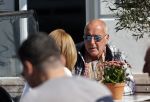 Weesp 12 mei 2021
Alfred v d Heuvel met (een( vriendin op terras in Weesp.