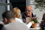 Weesp 12 mei 2021
Alfred v d Heuvel met (een( vriendin op terras in Weesp.