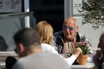 Weesp 12 mei 2021
Alfred v d Heuvel met (een( vriendin op terras in Weesp.