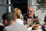 Weesp 12 mei 2021
Alfred v d Heuvel met (een( vriendin op terras in Weesp.