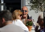 Weesp 12 mei 2021
Alfred v d Heuvel met (een( vriendin op terras in Weesp.