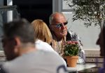 Weesp 12 mei 2021
Alfred v d Heuvel met (een( vriendin op terras in Weesp.