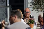 Weesp 12 mei 2021
Alfred v d Heuvel met (een( vriendin op terras in Weesp.