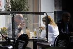 Weesp 12 mei 2021
Alfred v d Heuvel met (een( vriendin op terras in Weesp.