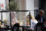 Weesp 12 mei 2021
Alfred v d Heuvel met (een( vriendin op terras in Weesp.