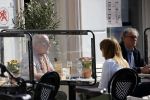 Weesp 12 mei 2021
Alfred v d Heuvel met (een( vriendin op terras in Weesp.