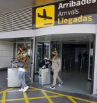 Schiphol en ibiza 23 en 24 april 2021
Andre Hazes gaat voor het eerst op vakantie met zijn nieuwe vriendin Sarah v Soelen . Ook de neef van zijn moeder Andy en zijn vrouw zijn erbij alsmede nog 2 stellen.