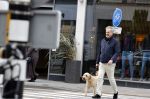 Amsterdam 5 mei 2021
Bert Kuizenga laat de hond van zijn dochter uit