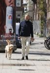 Amsterdam 5 mei 2021
Bert Kuizenga laat de hond van zijn dochter uit