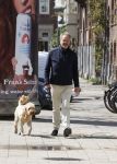 Amsterdam 5 mei 2021
Bert Kuizenga laat de hond van zijn dochter uit