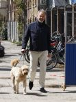 Amsterdam 5 mei 2021
Bert Kuizenga laat de hond van zijn dochter uit