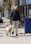 Amsterdam 5 mei 2021
Bert Kuizenga laat de hond van zijn dochter uit