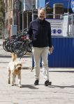 Amsterdam 5 mei 2021
Bert Kuizenga laat de hond van zijn dochter uit