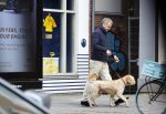 Amsterdam 5 mei 2021
Bert Kuizenga laat de hond van zijn dochter uit