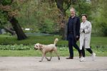 Amsterdam 11 mei 2021
Bert Kuizenga en zijn wandelend in het vondelpark met de hond van hun dochter