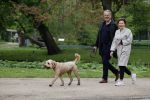 Amsterdam 11 mei 2021
Bert Kuizenga en zijn wandelend in het vondelpark met de hond van hun dochter