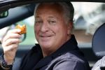 Amsterdam 17 mei 2021
Bram Moszkowicz eet worstenbroodje in zijn auto