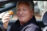 Amsterdam 17 mei 2021
Bram Moszkowicz eet worstenbroodje in zijn auto