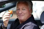 Amsterdam 17 mei 2021
Bram Moszkowicz eet worstenbroodje in zijn auto