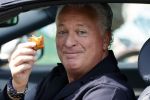 Amsterdam 17 mei 2021
Bram Moszkowicz eet worstenbroodje in zijn auto