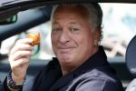 Amsterdam 17 mei 2021
Bram Moszkowicz eet worstenbroodje in zijn auto