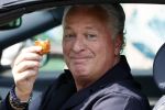 Amsterdam 17 mei 2021
Bram Moszkowicz eet worstenbroodje in zijn auto