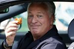 Amsterdam 17 mei 2021
Bram Moszkowicz eet worstenbroodje in zijn auto