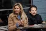 Amsterdam 1 mei 2021
Christie Bokma met zoon op terras.