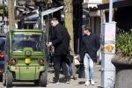 Amsterdam 17 april 2021 
Connie Witteman brengt een grote bos met witte rozen naar het huis van haar zoon Marvin . De Vriend van Marvin Breukhoven neemt ze in ontvangst