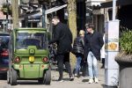 Amsterdam 17 april 2021 
Connie Witteman brengt een grote bos met witte rozen naar het huis van haar zoon Marvin . De Vriend van Marvin Breukhoven neemt ze in ontvangst