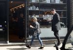 Amsterdam 17 april 2021 
Connie Witteman brengt een grote bos met witte rozen naar het huis van haar zoon Marvin . De Vriend van Marvin Breukhoven neemt ze in ontvangst