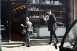 Amsterdam 17 april 2021 
Connie Witteman brengt een grote bos met witte rozen naar het huis van haar zoon Marvin . De Vriend van Marvin Breukhoven neemt ze in ontvangst