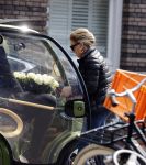 Amsterdam 17 april 2021 
Connie Witteman brengt een grote bos met witte rozen naar het huis van haar zoon Marvin . De Vriend van Marvin Breukhoven neemt ze in ontvangst