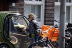 Amsterdam 17 april 2021 
Connie Witteman brengt een grote bos met witte rozen naar het huis van haar zoon Marvin . De Vriend van Marvin Breukhoven neemt ze in ontvangst
