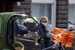 Amsterdam 17 april 2021 
Connie Witteman brengt een grote bos met witte rozen naar het huis van haar zoon Marvin . De Vriend van Marvin Breukhoven neemt ze in ontvangst