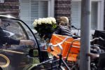 Amsterdam 17 april 2021 
Connie Witteman brengt een grote bos met witte rozen naar het huis van haar zoon Marvin . De Vriend van Marvin Breukhoven neemt ze in ontvangst