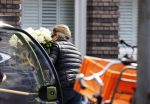 Amsterdam 17 april 2021 
Connie Witteman brengt een grote bos met witte rozen naar het huis van haar zoon Marvin . De Vriend van Marvin Breukhoven neemt ze in ontvangst