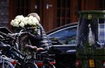 Amsterdam 17 april 2021 
Connie Witteman brengt een grote bos met witte rozen naar het huis van haar zoon Marvin . De Vriend van Marvin Breukhoven neemt ze in ontvangst
