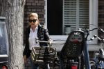 Amsterdam 17 april 2021 
Connie Witteman brengt een grote bos met witte rozen naar het huis van haar zoon Marvin . De Vriend van Marvin Breukhoven neemt ze in ontvangst