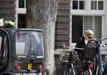 Amsterdam 17 april 2021 
Connie Witteman brengt een grote bos met witte rozen naar het huis van haar zoon Marvin . De Vriend van Marvin Breukhoven neemt ze in ontvangst