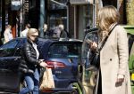 Amsterdam 17 april 2021 
Connie Witteman brengt een grote bos met witte rozen naar het huis van haar zoon Marvin . De Vriend van Marvin Breukhoven neemt ze in ontvangst