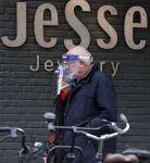 Amsterdam 6 mei 2021
Mensen winkelen tijdens covid met maskers op .